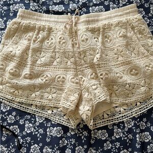 shorts cream color- side pockets